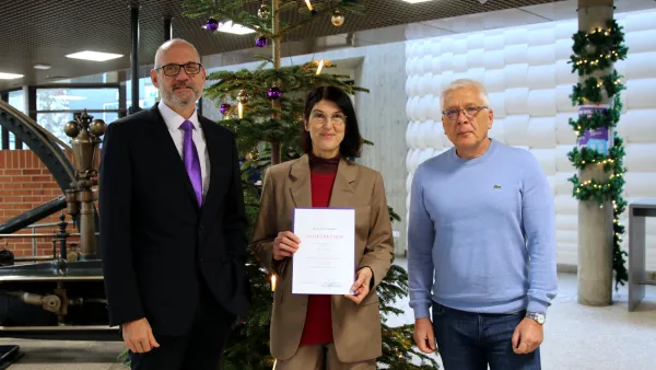 Rektor Prof. Dr. Thomas Spägele mit Jubilarin Lucia Mengis und Kanzler Henning Rudewig. 
