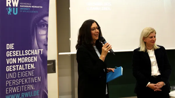 Professorin Dr. Barbara Niersbach (links) mit Susanna Eiber - Gastrednerin und Marketingleiterin BMW Deutschland.