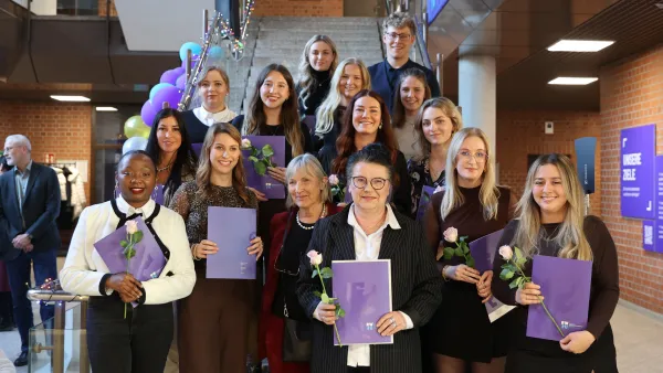 Gruppenbild der Absolvent*innen für den Studiengang Pflege mit Prof. Dr. Maria Mischo-Kelling.