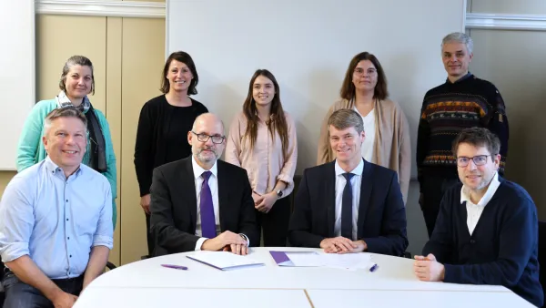 Die beiden Rektoren unterzeichnen den Kooperationsvertrag.