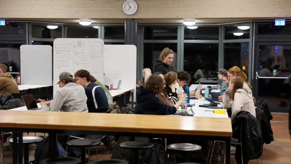 Studierende in der Mensa bei der Lernnacht im Wintersemester 2025/26.