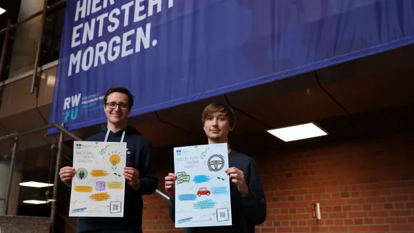 Studierende zeigen ihre Klimaschutzplakate