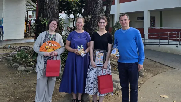 Gruppenfoto von vier Personen an der Christlich Deutschen Schule Chiang Mai in Thailand.