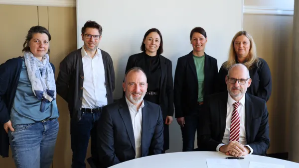 Gruppenfoto bei der Unterzeichnung des Kooperationsvertrages mit der Humpis-Schule im Januar 2026.