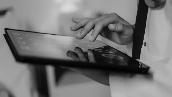 Arzt tippt auf Tablet