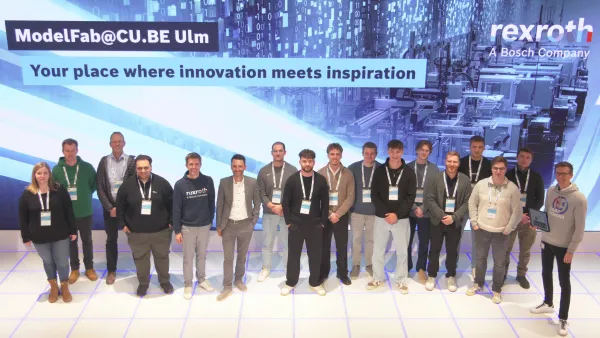 Studierende vor einer Präsentationswand