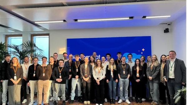 Ein Gruppenbild Studierender, die die Firma Salesforce besuchen.
