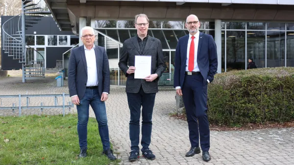 Kanzler Henning Rudewig, Michael Brilisauer, Rektor Thomas Spägele beim Dienstjubiläum