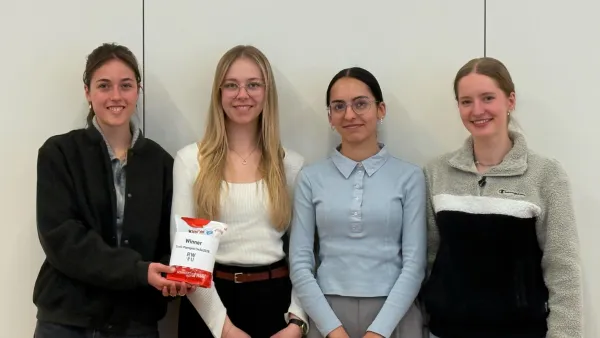 Das Gewinnerteam des Erstsemester-Planspieltages der Fakultät Technologie- und Management