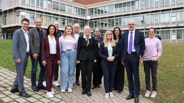 Der Hochschulrat vor dem Hauptgebäude der RWU