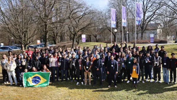 Die internationalen Studierenden zum Sommersemester 2026 als Gruppe vor der RWU