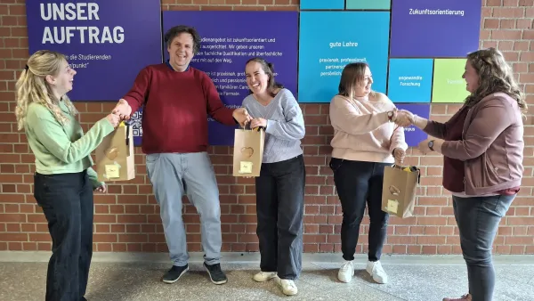 Drei Studentinnen aus dem Master "Angewandte Gesundheitswissenschaften" erhalten Geschenk vom ZfP Südwürttemberg nach Abschluss von gemeinsamen Kooperationsprojekt