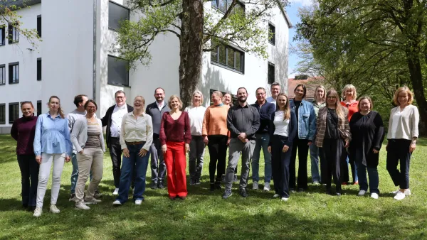 Die Leiter*innen der studentischen Abteilungen vor einem RWU-Gebäude