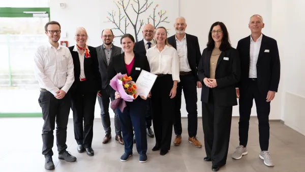 Die Preisträgerin mit Vertreter*innen von TOX Pressotechnik und der RWU