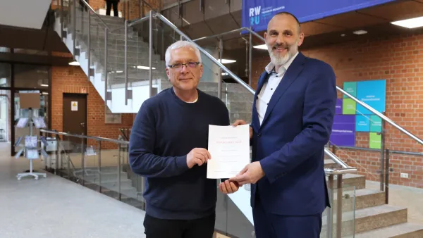 Kanzler Henning Rudewig mit Prof. Markus Rager bei seinem Dienstjubiläum