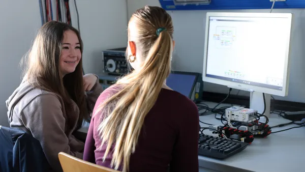 Zwei Schülerinnen im Labor an einem Computer 