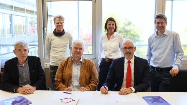 Die Rektoren der beiden Bildungseinrichtungen unterzeichnen die KooperationsvereinbarungKooperationsvertrag 