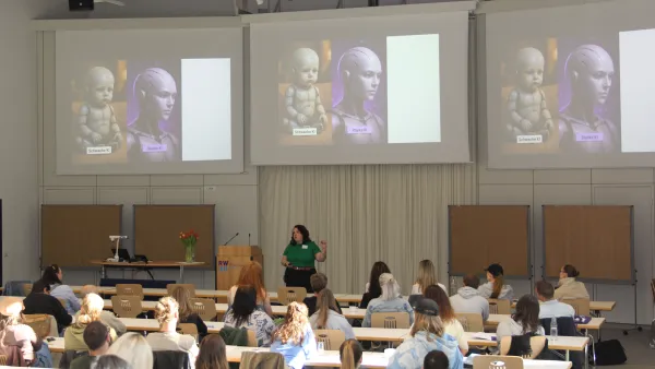 Anna Maria hält einen Vortrag zum Thema KI im Sozialwesen beim Tag der Praxisanleitung 2026.