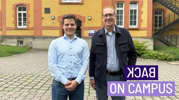 RWU-Alumnus Marc Stocker und Professor Dr. Jürgen Friedl vor dem M-Gebäude der RWU Hochschule Ravensburg-Weingarten