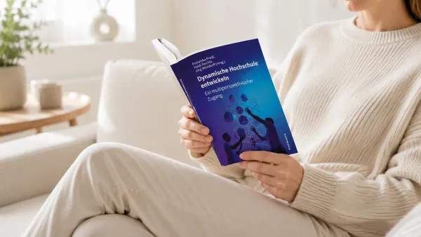 Frau liest im Lehrbuch zur dynamischen Entwicklung einer Hochschule