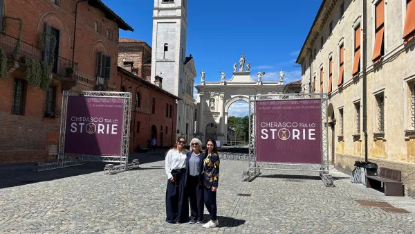 Natalia de Pascale Speck und zwei Studentinnen bei einer Exkursion in Cherasco in Italien.