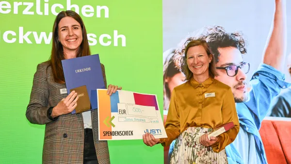 Dalina Girmscheid und Prof. Dr. Anna-Sophia Schwind bei der Verleihung des JUST! ward der Zeppelin-Jugendstiftung