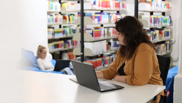 Zwei Studentinnen lernen in der Bibliothek