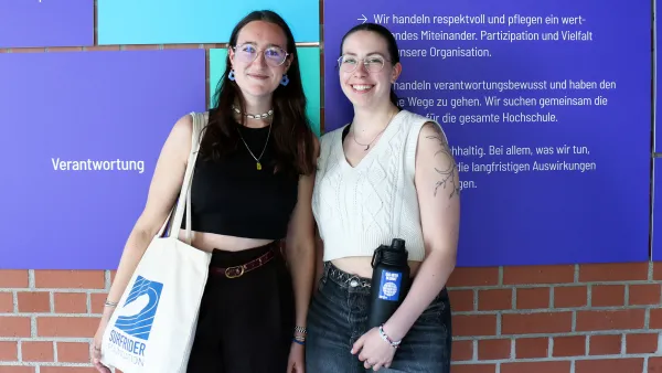 Denise Janko und Isabell Conrad mit Designelementen ihres Projekts von "Das Meer Beginnt Hier!" an der RWU.