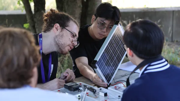 Teilnehmende der Projektwoche an der RWU Hochschule Ravensburg-Weingarten arbeiten gemeinsam an einem technischen Versuchsaufbau mit einem Solarmodul und untersuchen Möglichkeiten der nachhaltigen Energieerzeugung. 