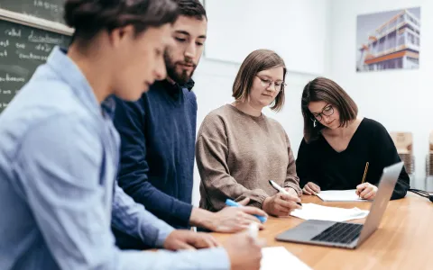 Studierende bei Gruppenarbeit.