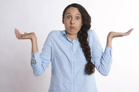 Frau mit ratlosem Gesichtsausdruck