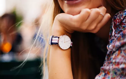 Frau mit Uhr am Handgelenk