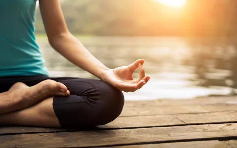Frau macht Yoga