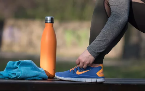 Sportlerin mit Trinkflasche