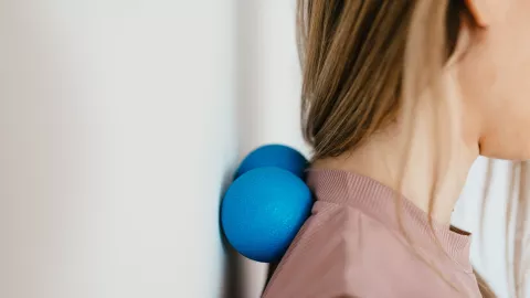 Frau trainiert mit Ball