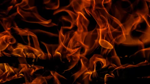 Flammen vor schwarzem Hintergrund