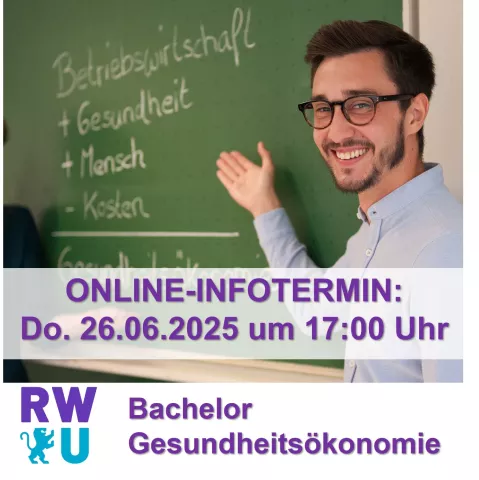 Mann zeigt auf Tafel, weist auf Infotermin hin