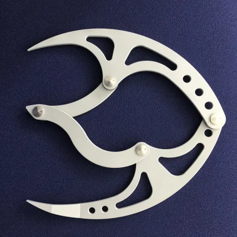 Ein Zirkel aus Metall auf blauem Untergrund