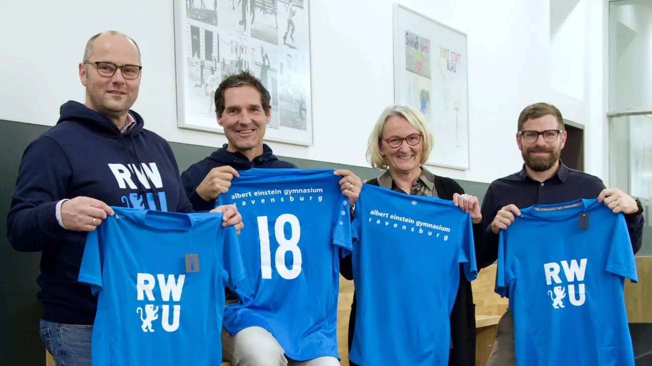 Kooperation Mit dem RWULöwen auf der Brust RWU Hochschule