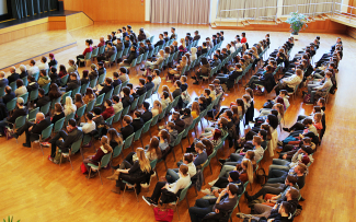 Die neuen Studierenden sitzen im großen Saal des Kultur- und Kongresszentrums Weingarten.