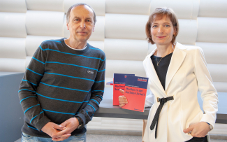 Professorin Dr. Anja Klimsa (links) und Professor Dr. Andreas Lange haben gemeinsam ein Lehrbuch mit dem Titel „Medien in der Sozialen Arbeit“ veröffentlicht.
