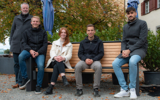 Studierende der Hochschule Ravensburg-Weingarten (RWU) auf der Smart-Bench am Weingartener Münsterplatz